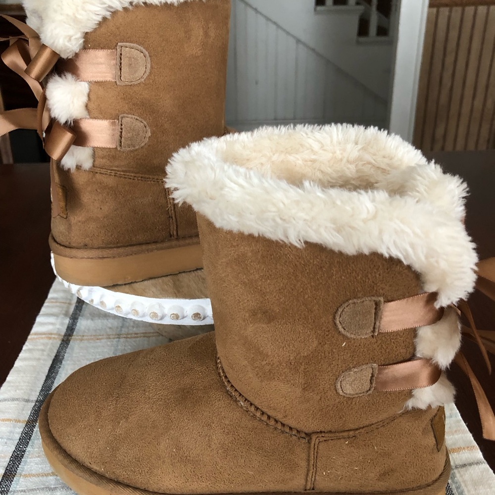 UGG Bailey Bow Boots - size 7